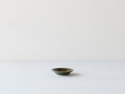 オリーブ釉 しのぎ 豆皿（有田焼）・横から