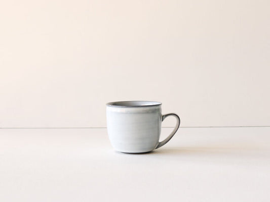 ワラ白／ブルー釉 丸マグカップ 波佐見焼 ホワイト